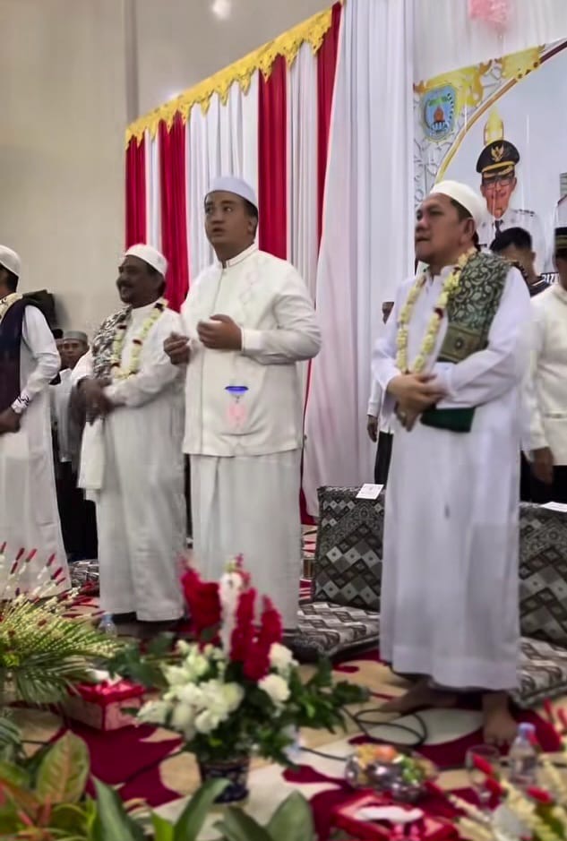 HADIR : Bupati Lamandau, Rizky Aditya Putra saat bersama Guru Udin saat menghadiri syukuran dalam rangka Hari Jadi Kabupaten Lamandau yang ke 23 belum lama ini.(IST)