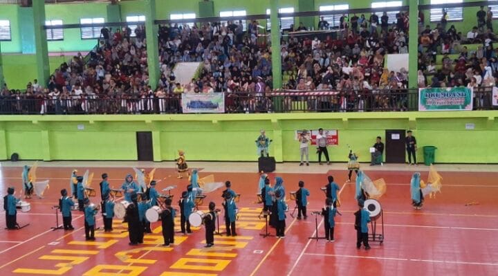 PENAMPILAN: Salah satu grup Marching Band dari tingkat TK saat unjuk kebolehannya dalam lomba yang digelar di Indoor Stadion 29 Nopember Sampit, Minggu (11/5/2025).(IST)