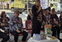 SAMBUTAN : Plt. Sekda Provinsi Kalteng Leonard S. Ampung saat menyampaikan sambutannya saat kegiatan pasar murah dan pasar penyeimbang dalam rangka memperingati Hari Jadi ke-23 Kabupaten Barito Timur, Selasa (5/8/2025).(IST)