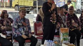 SAMBUTAN : Plt. Sekda Provinsi Kalteng Leonard S. Ampung saat menyampaikan sambutannya saat kegiatan pasar murah dan pasar penyeimbang dalam rangka memperingati Hari Jadi ke-23 Kabupaten Barito Timur, Selasa (5/8/2025).(IST)