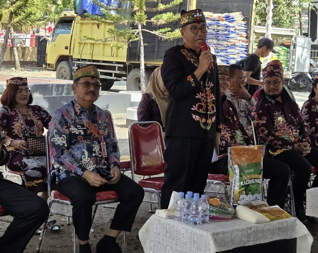 SAMBUTAN : Plt. Sekda Provinsi Kalteng Leonard S. Ampung saat menyampaikan sambutannya saat kegiatan pasar murah dan pasar penyeimbang dalam rangka memperingati Hari Jadi ke-23 Kabupaten Barito Timur, Selasa (5/8/2025).(IST)