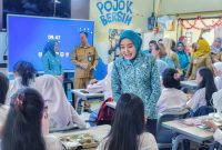 MENINJAU : Ketua TP-PKK Provinsi Kalteng Aisyah Thisia Agustiar Sabran saat peninjauan MBG di SMA 1 Palangka Raya, pada Senin (24/8/2025).(IST)