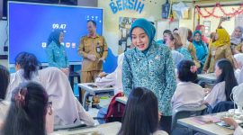 MENINJAU : Ketua TP-PKK Provinsi Kalteng Aisyah Thisia Agustiar Sabran saat peninjauan MBG di SMA 1 Palangka Raya, pada Senin (24/8/2025).(IST)
