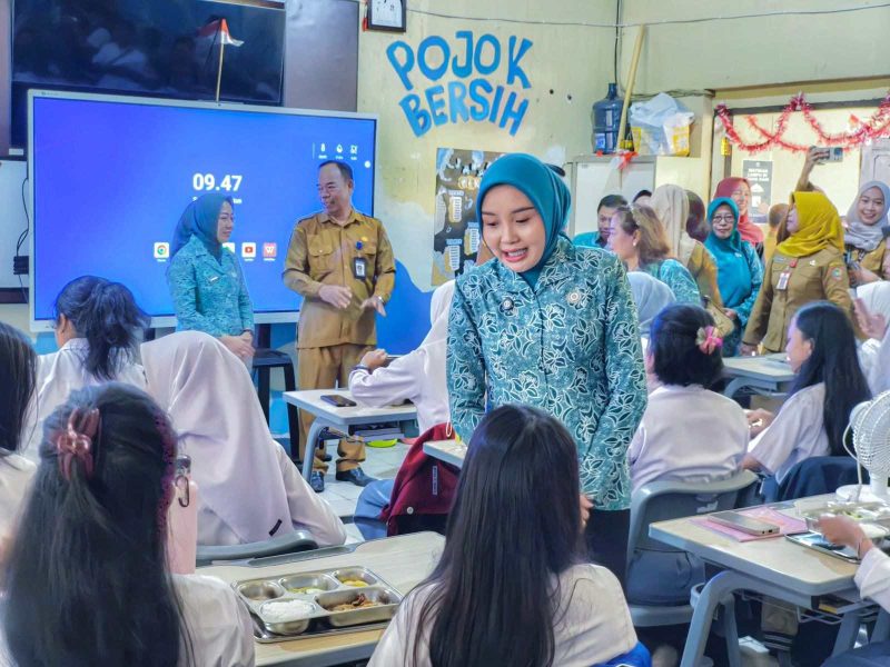 MENINJAU : Ketua TP-PKK Provinsi Kalteng Aisyah Thisia Agustiar Sabran saat peninjauan MBG di SMA 1 Palangka Raya, pada Senin (24/8/2025).(IST)
