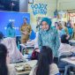 MENINJAU : Ketua TP-PKK Provinsi Kalteng Aisyah Thisia Agustiar Sabran saat peninjauan MBG di SMA 1 Palangka Raya, pada Senin (24/8/2025).(IST)