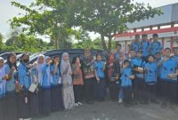 FOTO BERSAMA: Kepala SMP Negeri 1 Sampit, Suyoso saat foto bersama guru dan murid usai kegiatan belum lama ini.(IST)