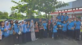 FOTO BERSAMA: Kepala SMP Negeri 1 Sampit, Suyoso saat foto bersama guru dan murid usai kegiatan belum lama ini.(IST)
