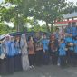 FOTO BERSAMA: Kepala SMP Negeri 1 Sampit, Suyoso saat foto bersama guru dan murid usai kegiatan belum lama ini.(IST)
