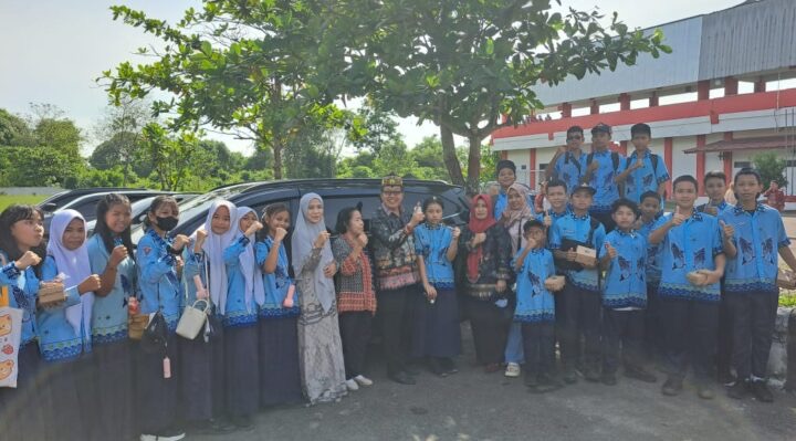 FOTO BERSAMA: Kepala SMP Negeri 1 Sampit, Suyoso saat foto bersama guru dan murid usai kegiatan belum lama ini.(IST)
