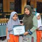 PENYERAHAN: Salah satu guru saat menyerahkan piagam bagi siswa SDN 7 Baamang Hilir yang berprestasi, Kamis (31/7/2025).(IST)
