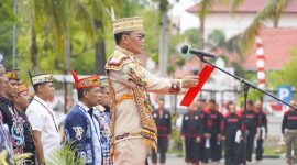 MELANTIK : Gubernur Kalteng, H.Agustiar Sabran, saqt melantik dan mengukuhkan BATAMAD dan Forum Koordinasi Damang Kepala Adat Kalteng di Halaman Istana Isen Mulang, Rumah Jabatan Gubernur, Minggu (24/8/2025).(IST)