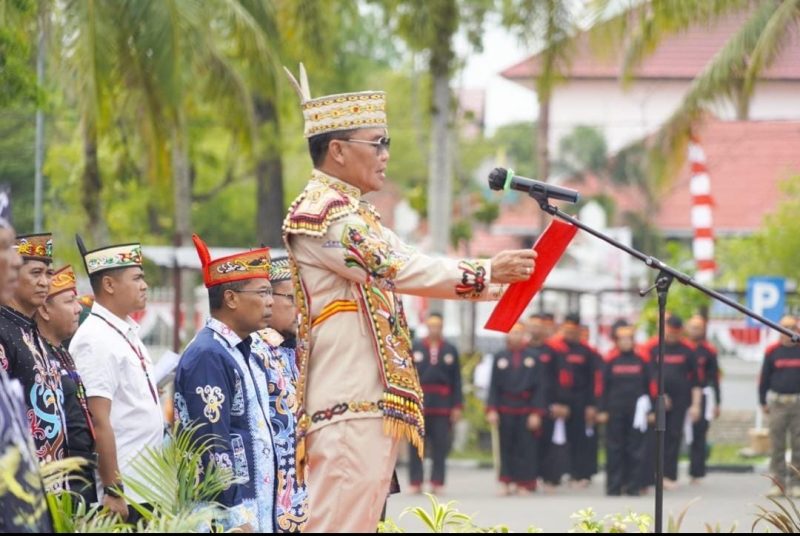 MELANTIK : Gubernur Kalteng, H.Agustiar Sabran, saqt melantik dan mengukuhkan BATAMAD dan Forum Koordinasi Damang Kepala Adat Kalteng di Halaman Istana Isen Mulang, Rumah Jabatan Gubernur, Minggu (24/8/2025).(IST)