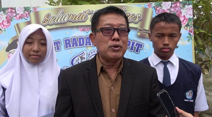 DIWAWANCARAI : Kepala SMPN 1 Sampit, Suyoso, saat diwawancarai awak media, Jumat (26/7/2025).(IST)