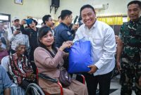 MENGUNJUNGI - Wagub Kalteng Edy Pratowo memberikan tali asih dari Pemprov Kalteng saat mengunjungi panti.(IST)