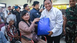 MENGUNJUNGI - Wagub Kalteng Edy Pratowo memberikan tali asih dari Pemprov Kalteng saat mengunjungi panti.(IST)