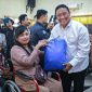MENGUNJUNGI - Wagub Kalteng Edy Pratowo memberikan tali asih dari Pemprov Kalteng saat mengunjungi panti.(IST)