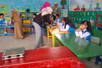 MAKAN GRATIS : Pelaksanaan program Makan Bergizi Gratis (MBG) di TK Pembina belum lama ini.(IST)