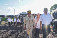 MENINJAU - Gubernur Agustiar Sabran saat di lokasi cetak sawah di Pulang Pisau.(IST)