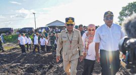 MENINJAU - Gubernur Agustiar Sabran saat di lokasi cetak sawah di Pulang Pisau.(IST)