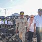 MENINJAU - Gubernur Agustiar Sabran saat di lokasi cetak sawah di Pulang Pisau.(IST)