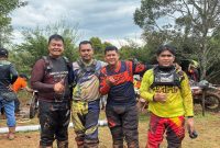 TRABAS : Anggota Komunitas Trail Motor Sampit (TMS) Tiyo usai melakukan trabas dengan peserta lainnya, mereka terlihat semangat mengikuti ajang tersebut, Sabtu (9/8/2025).(IST)