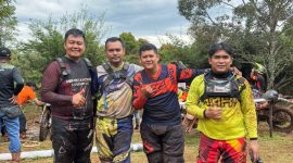 TRABAS : Anggota Komunitas Trail Motor Sampit (TMS) Tiyo usai melakukan trabas dengan peserta lainnya, mereka terlihat semangat mengikuti ajang tersebut, Sabtu (9/8/2025).(IST)
