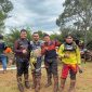 TRABAS : Anggota Komunitas Trail Motor Sampit (TMS) Tiyo usai melakukan trabas dengan peserta lainnya, mereka terlihat semangat mengikuti ajang tersebut, Sabtu (9/8/2025).(IST)
