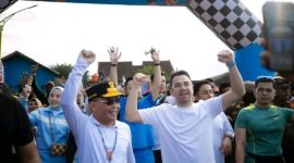 JALAN SEHAT: Gubernur Kalteng H. Agustiar Sabran dan Raffi Ahmad yang hadir sebagai utusan khusus Presiden Republik Indonesia bidang pembinaan generasi muda dan pekerja seni saat mengikuti Jalan Sehat Bersama di Pangkalan Bun, Kabupaten Kotawaringin Barat, Minggu pagi (3/8/2025).(IST)
