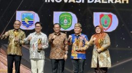 PENGHARGAAN : Gubernur Kalteng H. Agustiar Sabran saat menerima Penghargaan Kategori Inovasi Daerah Bidang Pendidikan pada ajang bergengsi Pemimpin Daerah Award 2025 yang digelar di Jakarta Concert Hall, iNews Tower Lt. 15, Kamis (28/8/2025).(IST)