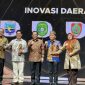 PENGHARGAAN : Gubernur Kalteng H. Agustiar Sabran saat menerima Penghargaan Kategori Inovasi Daerah Bidang Pendidikan pada ajang bergengsi Pemimpin Daerah Award 2025 yang digelar di Jakarta Concert Hall, iNews Tower Lt. 15, Kamis (28/8/2025).(IST)