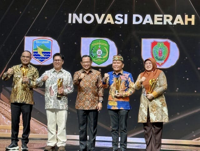 PENGHARGAAN : Gubernur Kalteng H. Agustiar Sabran saat menerima Penghargaan Kategori Inovasi Daerah Bidang Pendidikan pada ajang bergengsi Pemimpin Daerah Award 2025 yang digelar di Jakarta Concert Hall, iNews Tower Lt. 15, Kamis (28/8/2025).(IST)