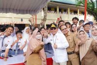 FOTO BERSAMA : Gubernur Kalimantan Tengah H. Agustiar Sabran foto bersama dengan pelajar SMAN 2 Palangka Raya saat pelaksanaan pemeriksaan kesehatan gratis,Selasa (19/8/2025).(IST)