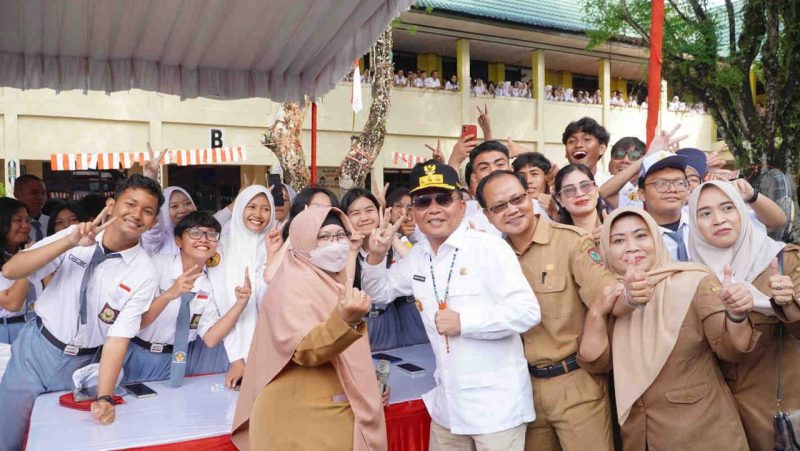 FOTO BERSAMA : Gubernur Kalimantan Tengah H. Agustiar Sabran foto bersama dengan pelajar SMAN 2 Palangka Raya saat pelaksanaan pemeriksaan kesehatan gratis,Selasa (19/8/2025).(IST)