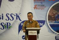 SAMBUTAN: Plt. Sekretaris Daerah Provinsi  Kalteng Leonard S. Ampung saat menyampaikan sambutannya pada acara Coaching Clinic 1 Implementasi SSK Program PPSP Kabupaten Kapuas dan Seruyan tahun 2025, Selasa (12/8/2025).(IST)