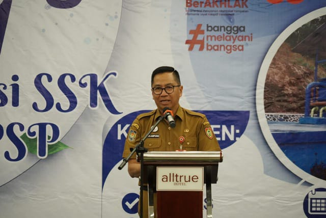 SAMBUTAN: Plt. Sekretaris Daerah Provinsi  Kalteng Leonard S. Ampung saat menyampaikan sambutannya pada acara Coaching Clinic 1 Implementasi SSK Program PPSP Kabupaten Kapuas dan Seruyan tahun 2025, Selasa (12/8/2025).(IST)