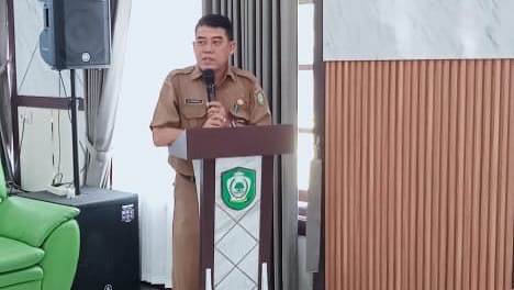 SAMBUTAN : Kepala Disdik Kotim, Muhammad Irfansyah saat memberikan sambutan pada pelatihan pembelajaran mendalam, Kamis (31/7/2025).(IST)