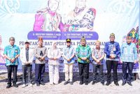 FOTO BERSAMA: Gubernur Kalteng H.Agustiar Sabran beserta Wakil Gubernur Edy Pratowo saat foto bersama usai pelepasan batu pertama Pengolahan Limbah Medis oleh Dinas DLH Kaltengyang berlangsung di Jalan Tjilik Riwut Km 15,75, Jumat (8/8/2025).(IST)