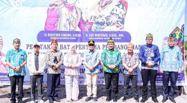 FOTO BERSAMA: Gubernur Kalteng H.Agustiar Sabran beserta Wakil Gubernur Edy Pratowo saat foto bersama usai pelepasan batu pertama Pengolahan Limbah Medis oleh Dinas DLH Kaltengyang berlangsung di Jalan Tjilik Riwut Km 15,75, Jumat (8/8/2025).(IST)
