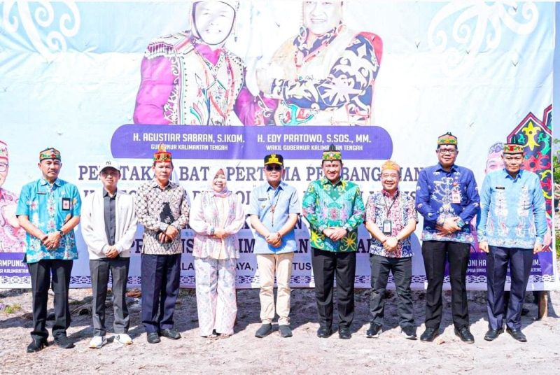 FOTO BERSAMA: Gubernur Kalteng H.Agustiar Sabran beserta Wakil Gubernur Edy Pratowo saat foto bersama usai pelepasan batu pertama Pengolahan Limbah Medis oleh Dinas DLH Kaltengyang berlangsung di Jalan Tjilik Riwut Km 15,75, Jumat (8/8/2025).(IST)