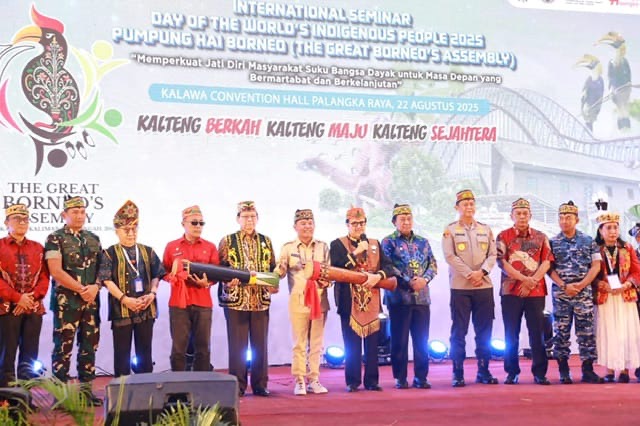 Gubernur Kalteng H. Agustiar Sabran saat membuka secara resmi Seminar International Day of the World’s Indigenous People bertajuk Pumpung Hai Borneo (The Great Borneos Assembly) di Kalawa Convention Hall, Palangka Raya, Jumat (22/8/2025).(IST)