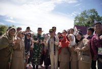 FOTO BERSAMA : Gubernur Kalteng H. Agustiar Sabran saat foto bersama dengan sejumlah  guru saat ada kegiatan belum lama ini.(IST)