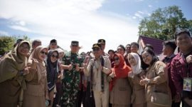 FOTO BERSAMA : Gubernur Kalteng H. Agustiar Sabran saat foto bersama dengan sejumlah  guru saat ada kegiatan belum lama ini.(IST)