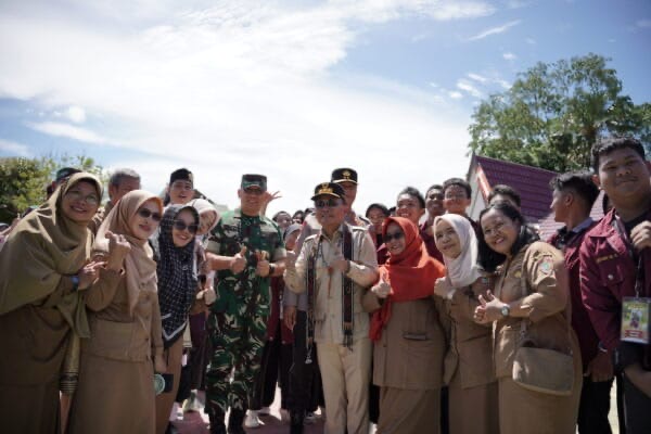 FOTO BERSAMA : Gubernur Kalteng H. Agustiar Sabran saat foto bersama dengan sejumlah  guru saat ada kegiatan belum lama ini.(IST)