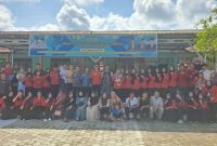 FOTO BERSAMA : Guru SMPN 4 Sampit beserta wali murid saat foto bersama usai penutupan MPLS, beberapa hari lalu.(IST)