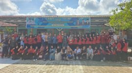 FOTO BERSAMA : Guru SMPN 4 Sampit beserta wali murid saat foto bersama usai penutupan MPLS, beberapa hari lalu.(IST)