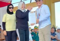 SERAHKAN : Gubernur Kalteng H. Agustiar Sabran saat menyerahkan SK kepada Bupati Kobar, Hj. Nurhidayah, yang didampingi Ketua KONI Kobar, Hj.Fatmawati, Minggu (3/8/2025).(IST)