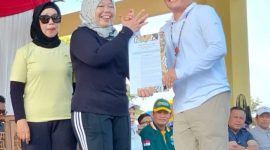 SERAHKAN : Gubernur Kalteng H. Agustiar Sabran saat menyerahkan SK kepada Bupati Kobar, Hj. Nurhidayah, yang didampingi Ketua KONI Kobar, Hj.Fatmawati, Minggu (3/8/2025).(IST)