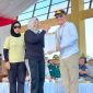 SERAHKAN : Gubernur Kalteng H. Agustiar Sabran saat menyerahkan SK kepada Bupati Kobar, Hj. Nurhidayah, yang didampingi Ketua KONI Kobar, Hj.Fatmawati, Minggu (3/8/2025).(IST)