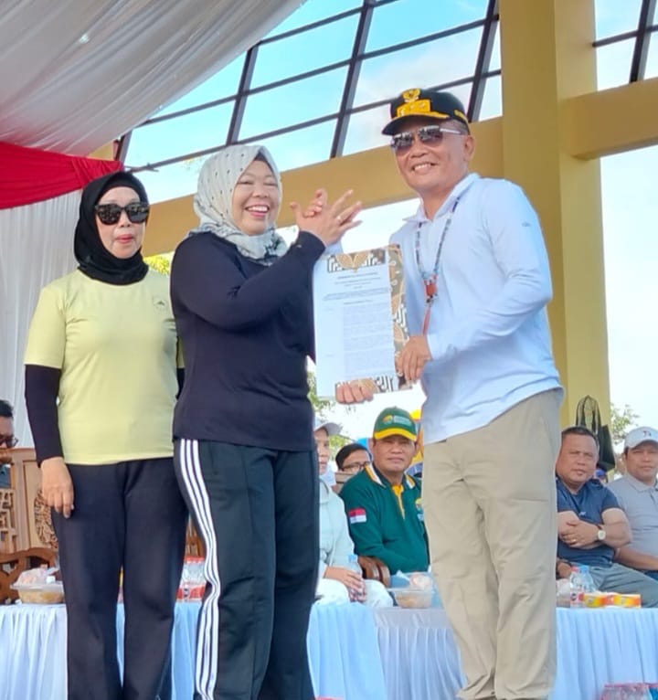 SERAHKAN : Gubernur Kalteng H. Agustiar Sabran saat menyerahkan SK kepada Bupati Kobar, Hj. Nurhidayah, yang didampingi Ketua KONI Kobar, Hj.Fatmawati, Minggu (3/8/2025).(IST)