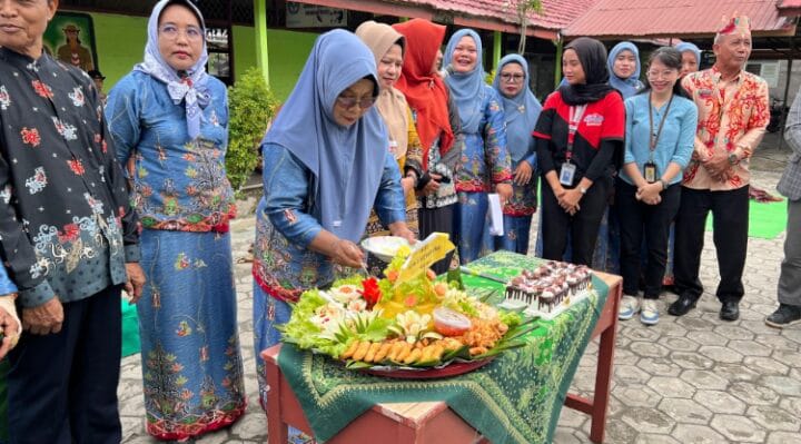 PERAYAAN  : Momen perayaan HUT SDN 2 Ketapang ke 64 yang digelar dihalaman sekolah, Sabtu, (18/1/2025).(IST)